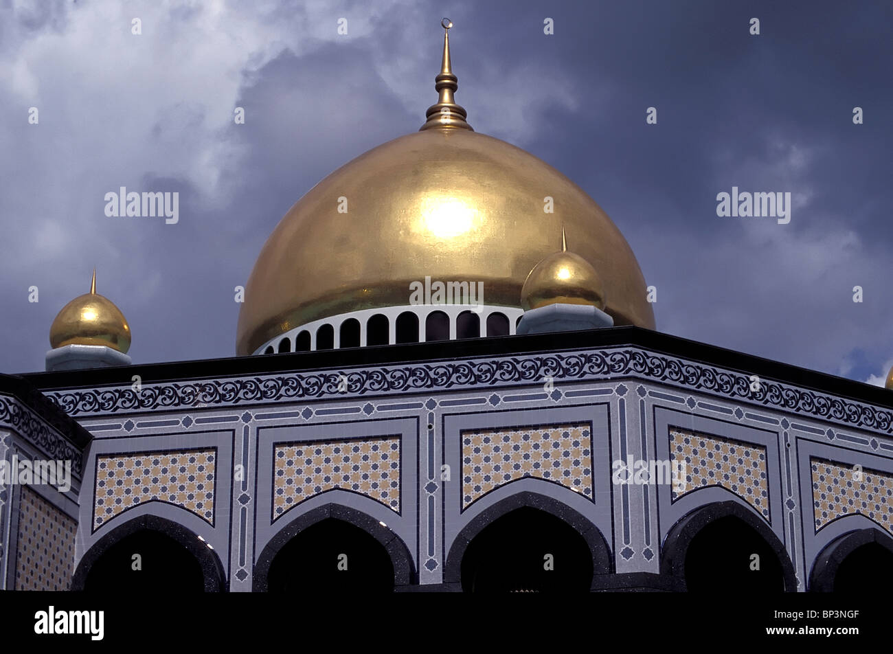 Les dômes de la Jame'Asr Hassanil Bolkiah' nouvelle mosquée, Bandar Seri Begawan, Brunei Darussalam Banque D'Images