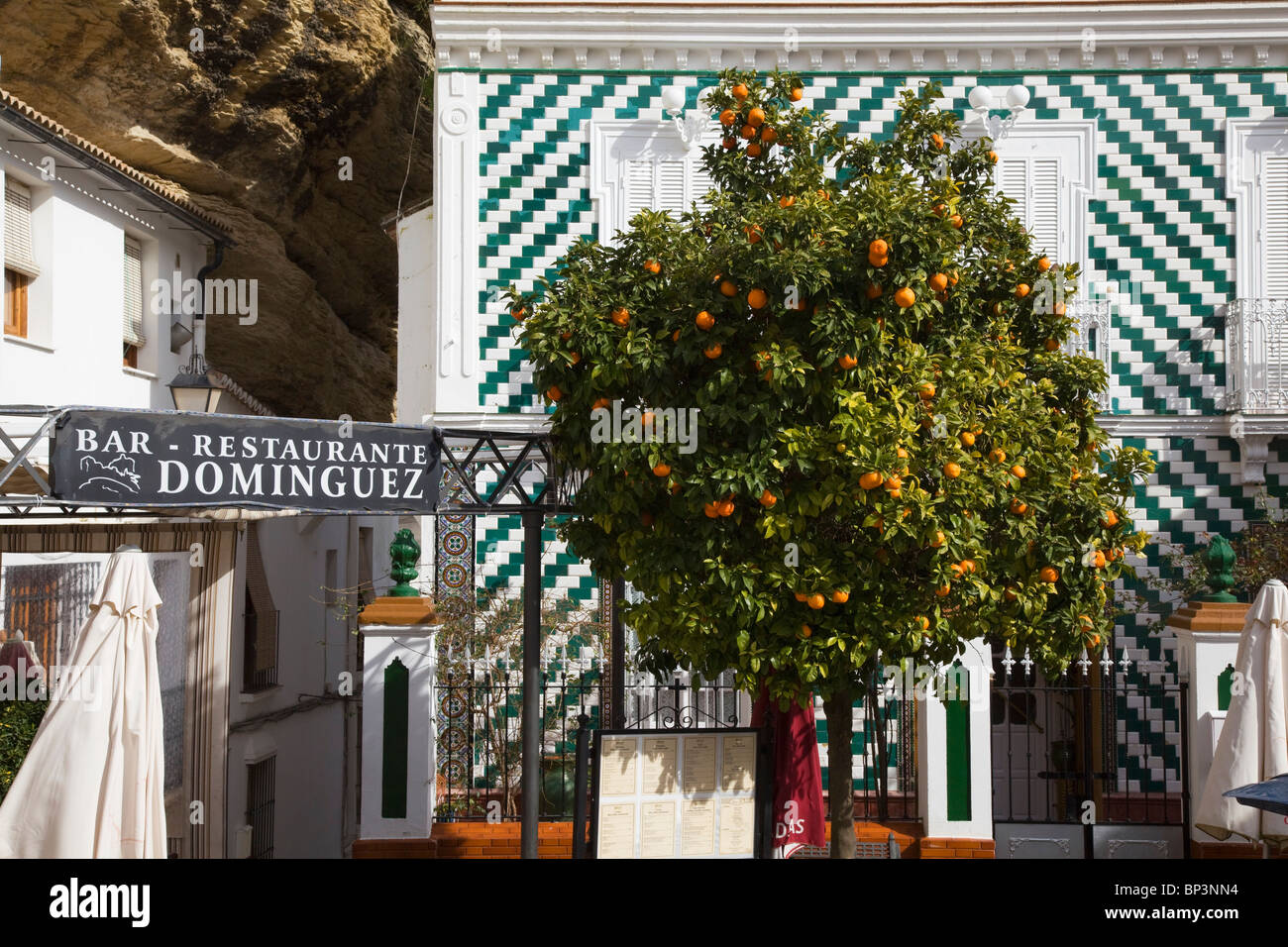 Setenil de las Bodegas, Andalousie, Espagne ; un restaurant Sign et un arbre fruitier sur la rue Banque D'Images