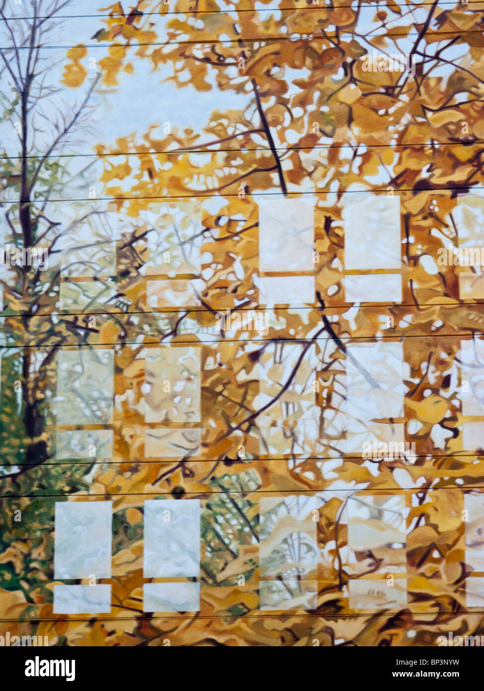 Le trompe-l'oeil sur mur côté ouest de Manhattan bâtiment avec windows reflétant les feuilles d'automne sur les branches entrelacées Banque D'Images