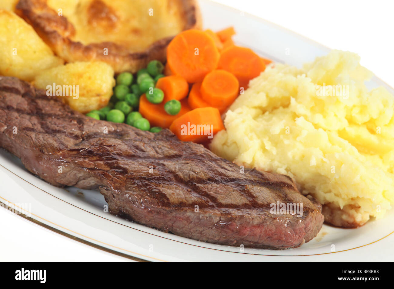 Un pub traditionnel repas britannique style-grub de pavé de rumsteak, mixte, purée de légumes et pommes de terre rôties et Banque D'Images