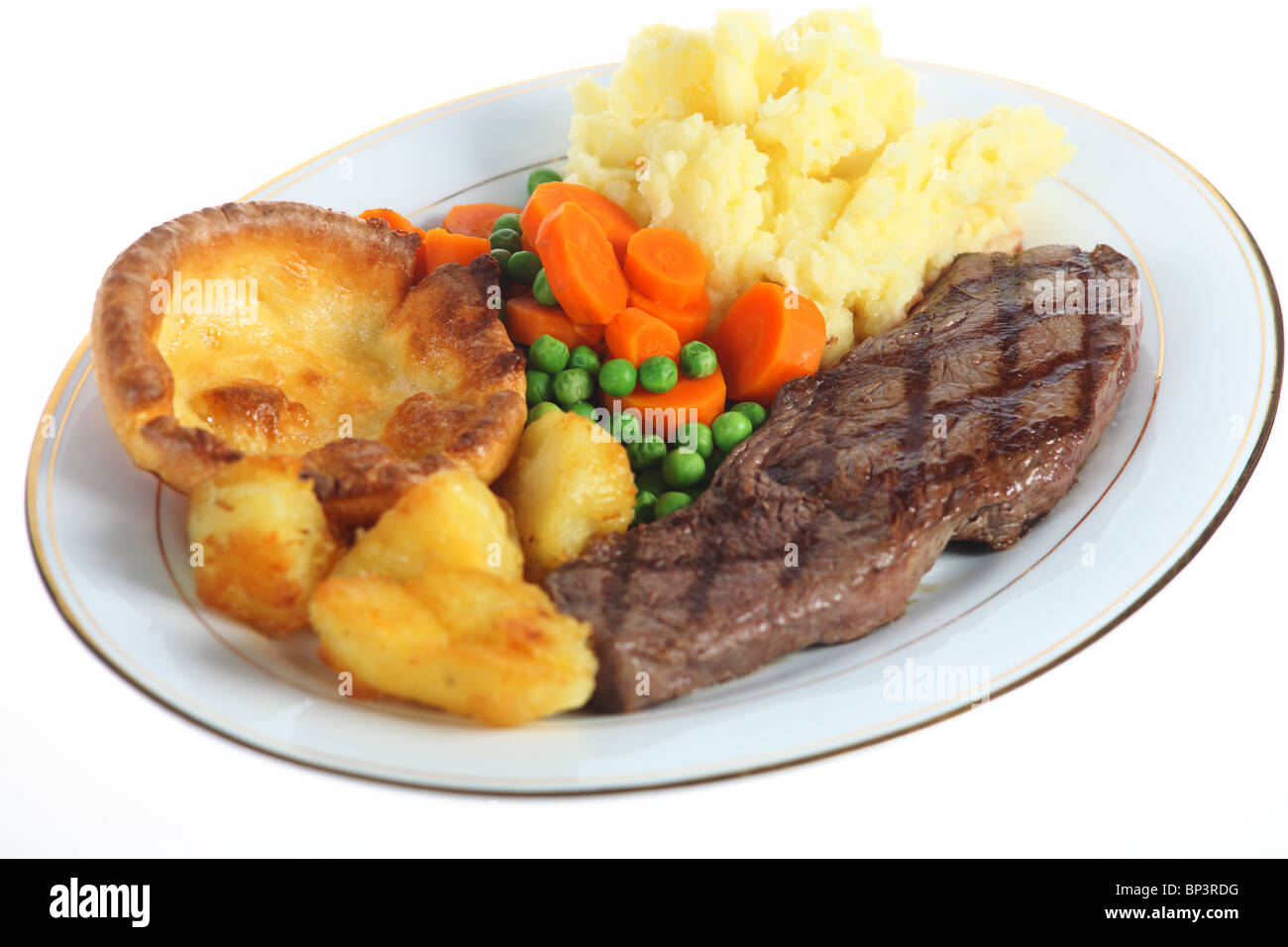 Un pub traditionnel repas britannique style-grub de pavé de rumsteak, mixte, purée de légumes et pommes de terre rôties et yorkshire pud, over white Banque D'Images