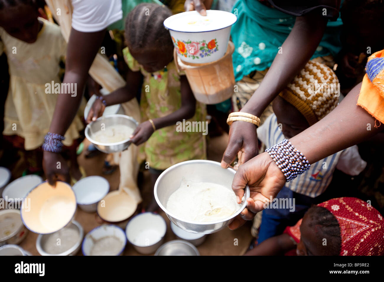 Centre d'alimentation a commencé en 2004 par Christian Aid en partenariat avec l'EPER partenaire GADRA. Cuisinier Personnel formule enrichi de vitamines Banque D'Images