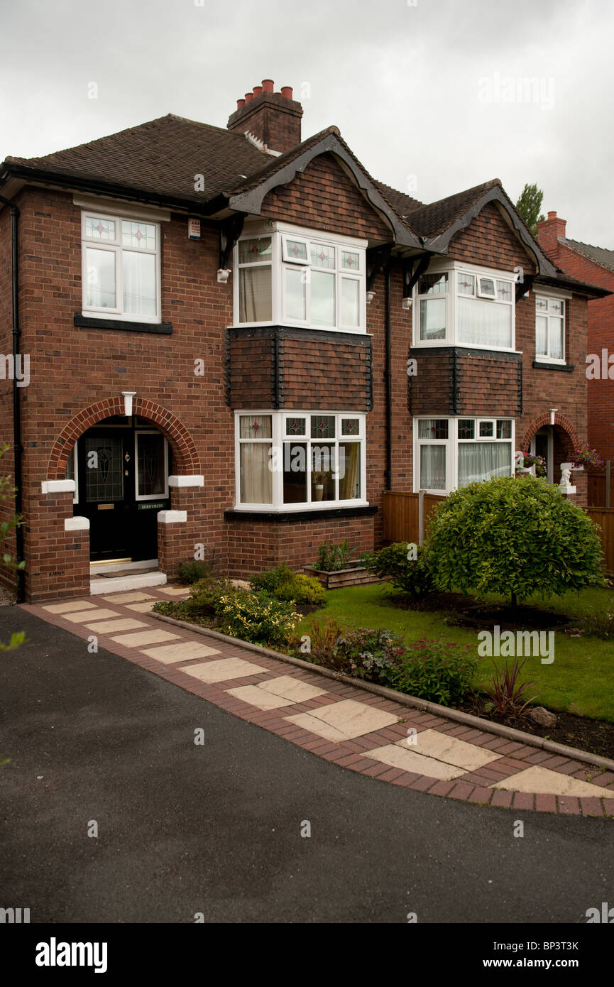 Sunnymeade - Maison mitoyenne 1930 maisons de banlieue dans Oakengates, Telford, West Midlands, England UK Banque D'Images