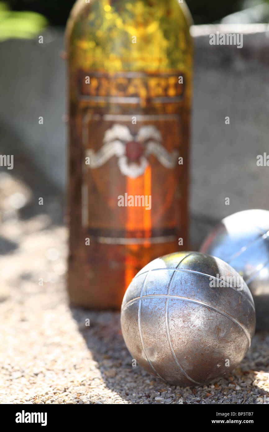 Vieux le pastis ricard bouteille avec boule Banque D'Images