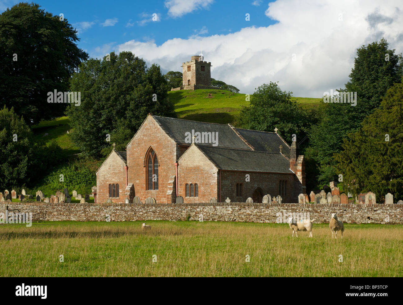 L'église St Oswald - et détaché sur Bell Tower Hill - Kirkoswald, Eden Valley, Cumbria, Angleterre, Royaume-Uni Banque D'Images