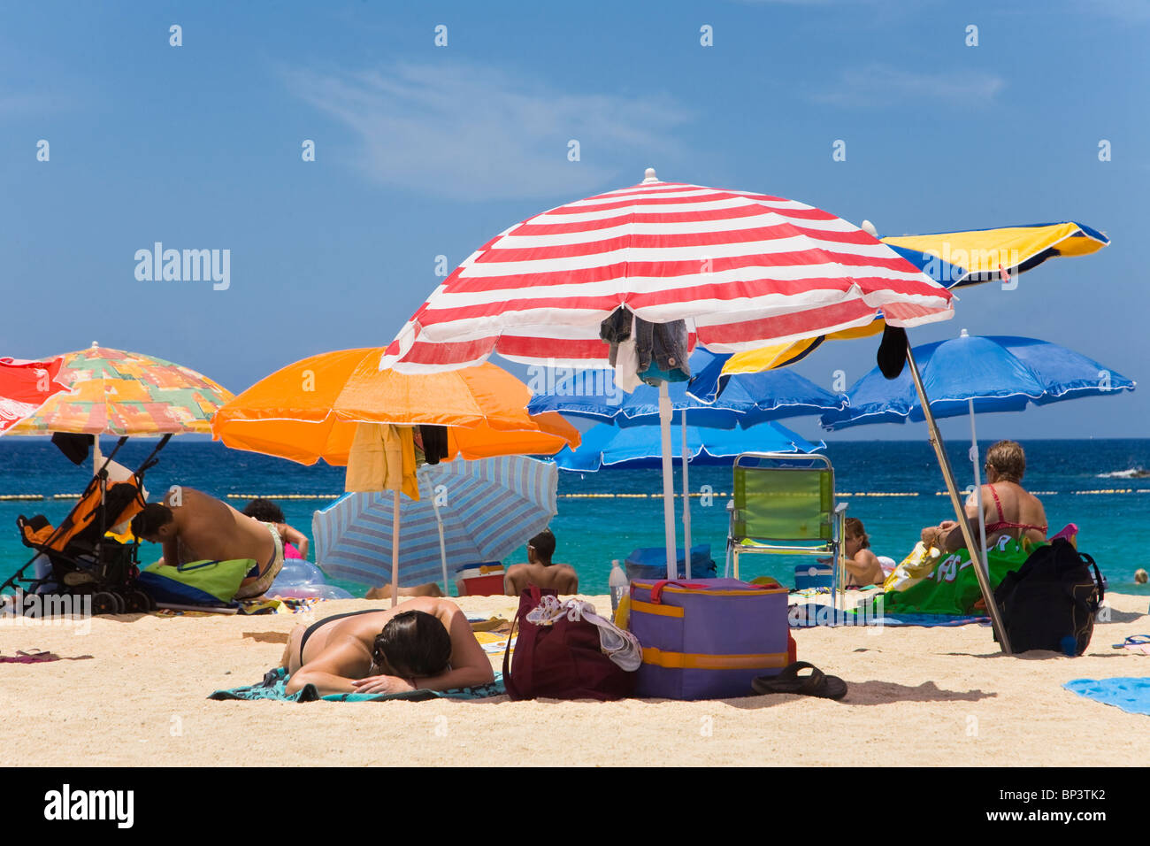 Vue de la plage d''Amadores dans le sud de Gran Canaria à partir d'un point de vue sunbather Banque D'Images