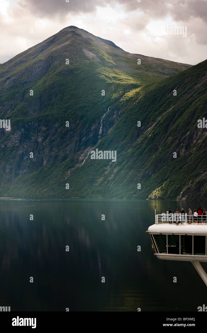 Fjord de Geiranger Norvège passagers de navires de croisière à la recherche des paysages spectaculaires à la Liste du patrimoine mondial de l'UNESCO Sunnmore Sunnmøre Banque D'Images