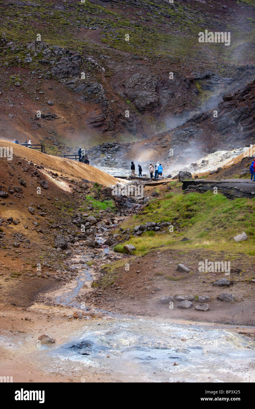 Les touristes à la zone géothermique de Krysuvík la péninsule de Reykjanes en Islande Banque D'Images