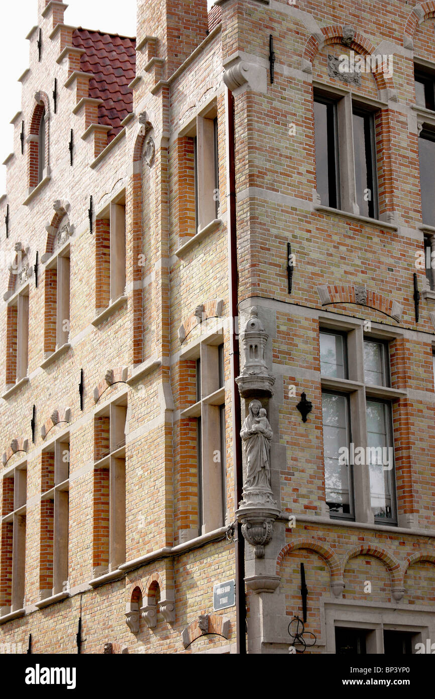 Statue de Vierge à l'enfant dans des créneaux sur Bruges, Belgique Banque D'Images