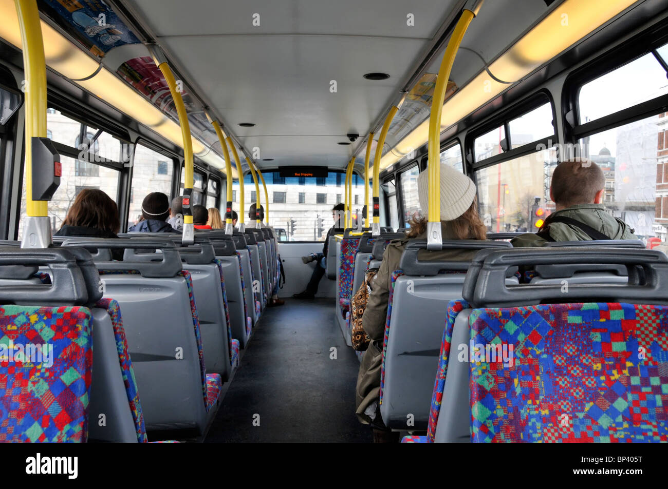 Les passagers assis du plateau supérieur du bus à impériale de Londres Banque D'Images