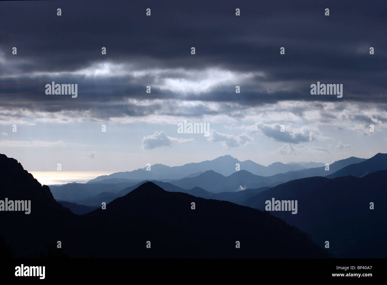 Chaînes de montagnes en rétro-éclairage de la Sardaigne, Tortoli, Italie Banque D'Images