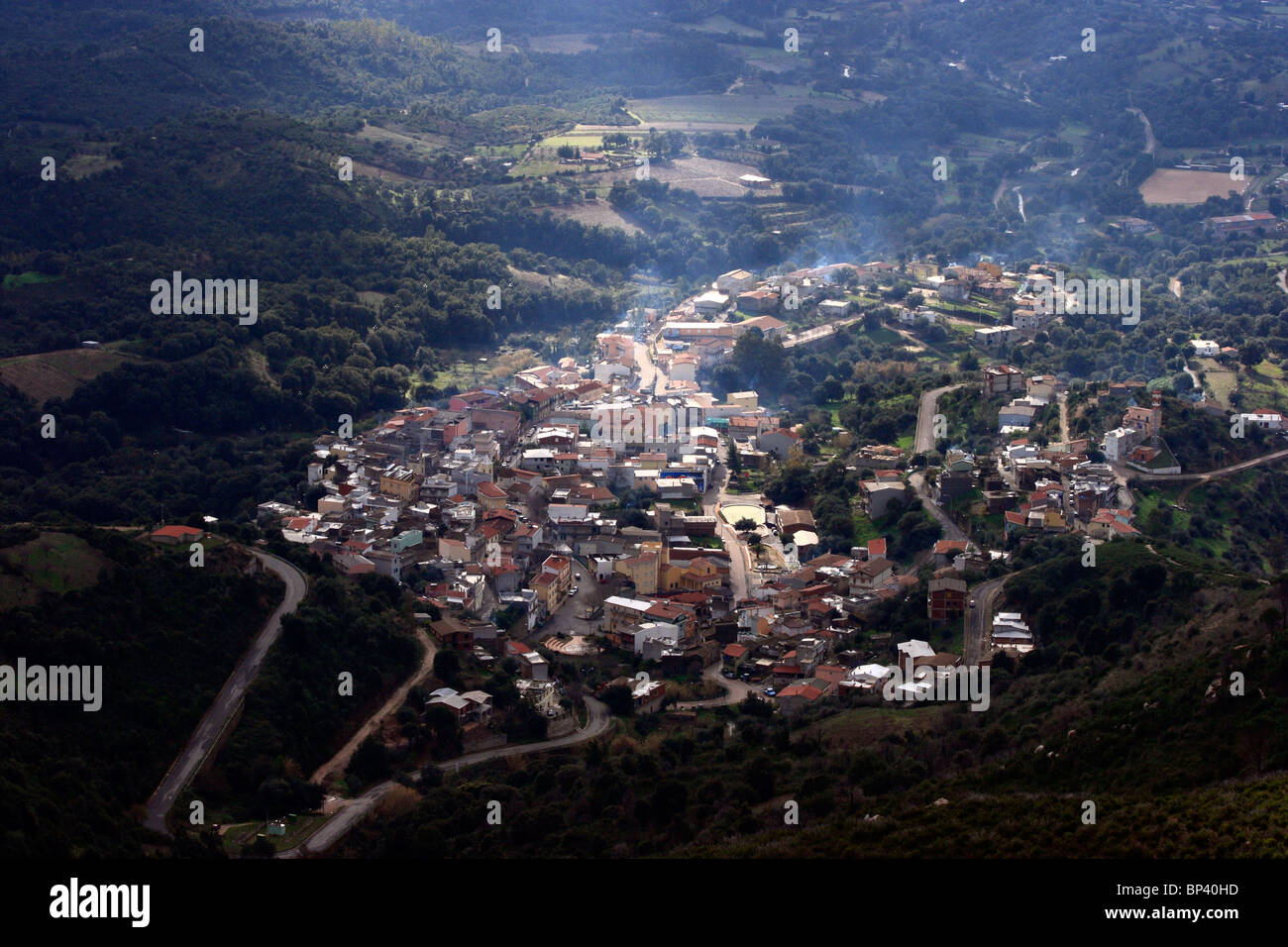 Vue sur les maisons dans le village de montagne italien de Tortoli, Italie Banque D'Images