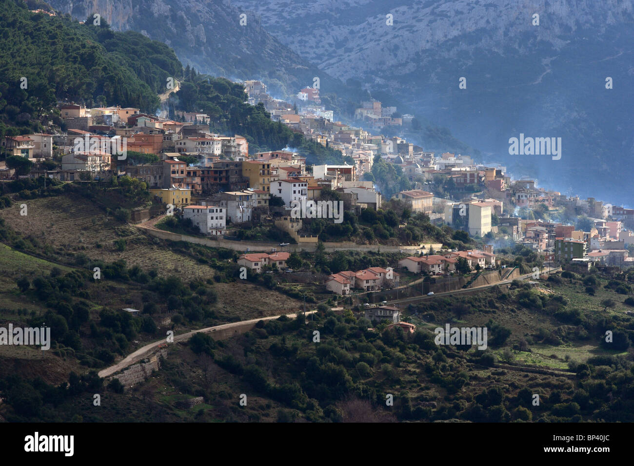 Vue sur les maisons dans le village de montagne italien de Tortoli, Italie Banque D'Images
