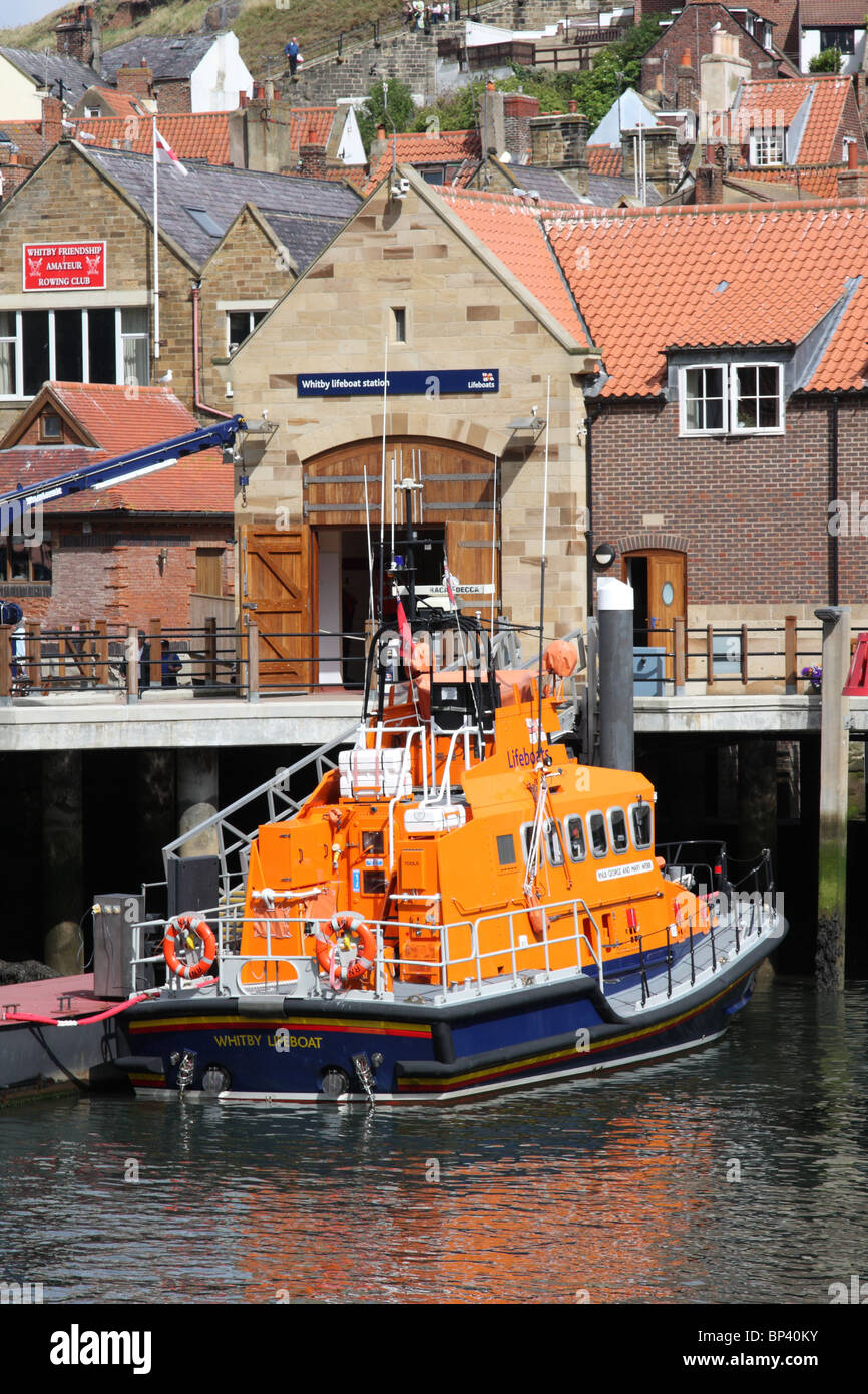 R.N.L.I. Whitby lifeboat et station de sauvetage, Whitby, North Yorkshire, Angleterre, Royaume-Uni Banque D'Images
