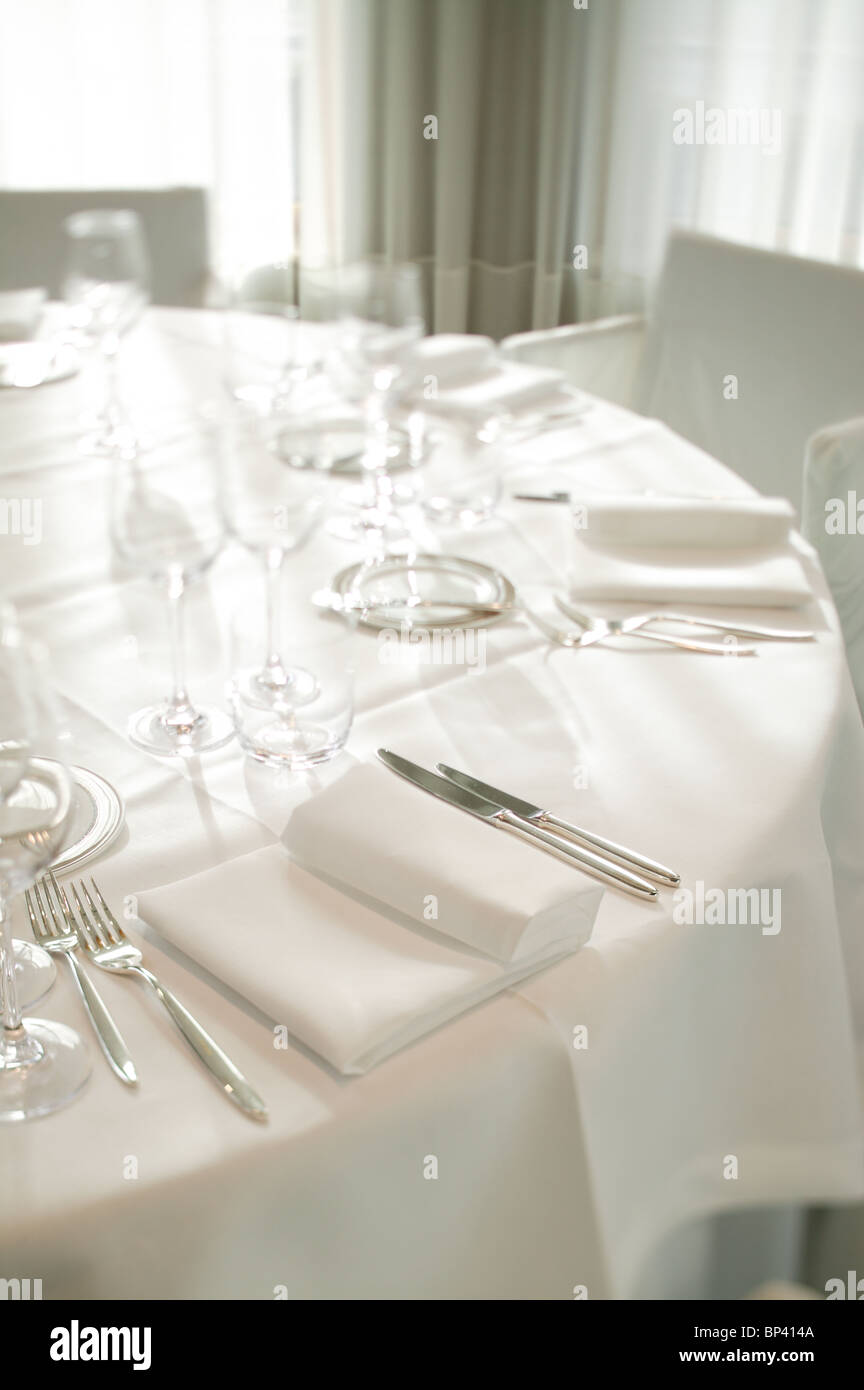 Un ensemble tout en blanc de table Banque D'Images