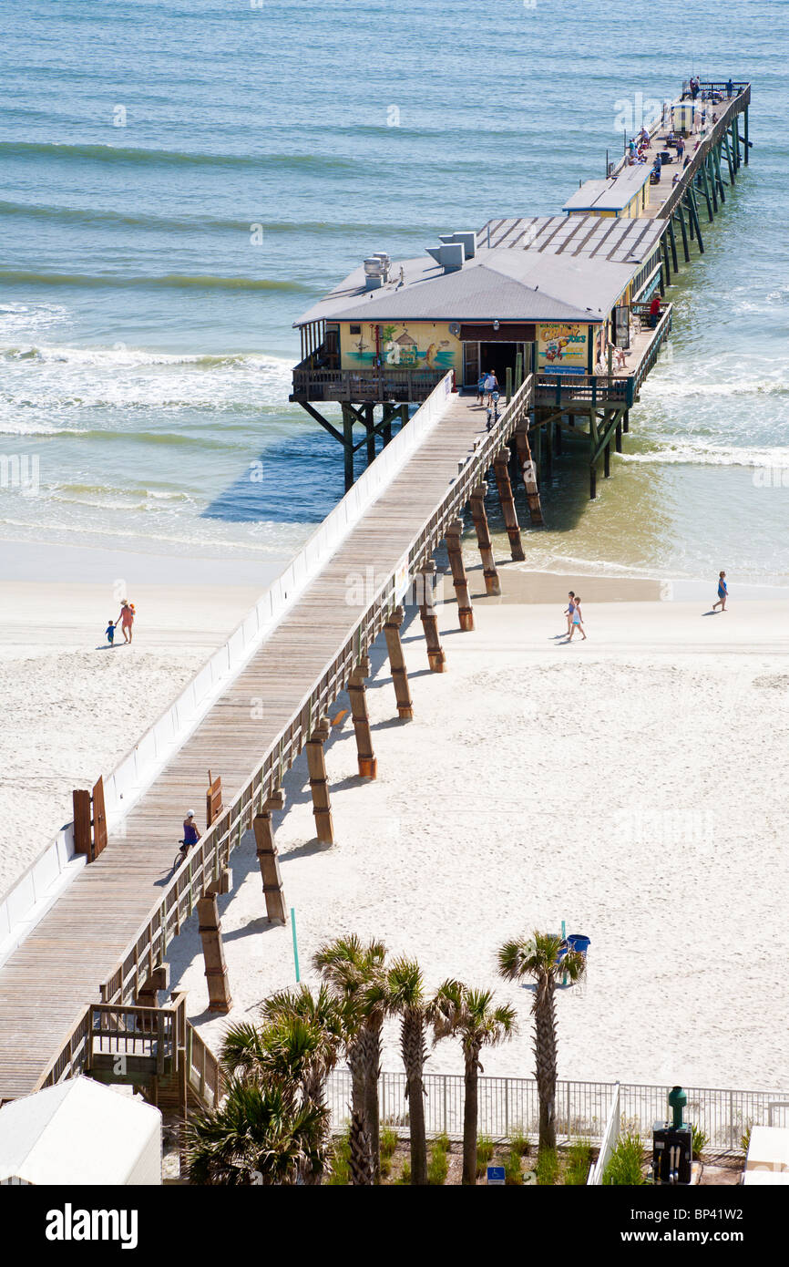 Daytona Beach, FL - Mai 2010 - Crabby Joe's Deck Grill sur la jetée Sunglow Fishing à Daytona Beach Shores, Florida Banque D'Images