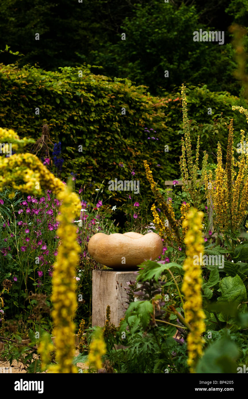 Sarah Walton bain d'oiseaux sur l'affichage à Painswick Rococo Garden dans le cadre de la 2010 "L'art dans le jardin d'exposition" Banque D'Images