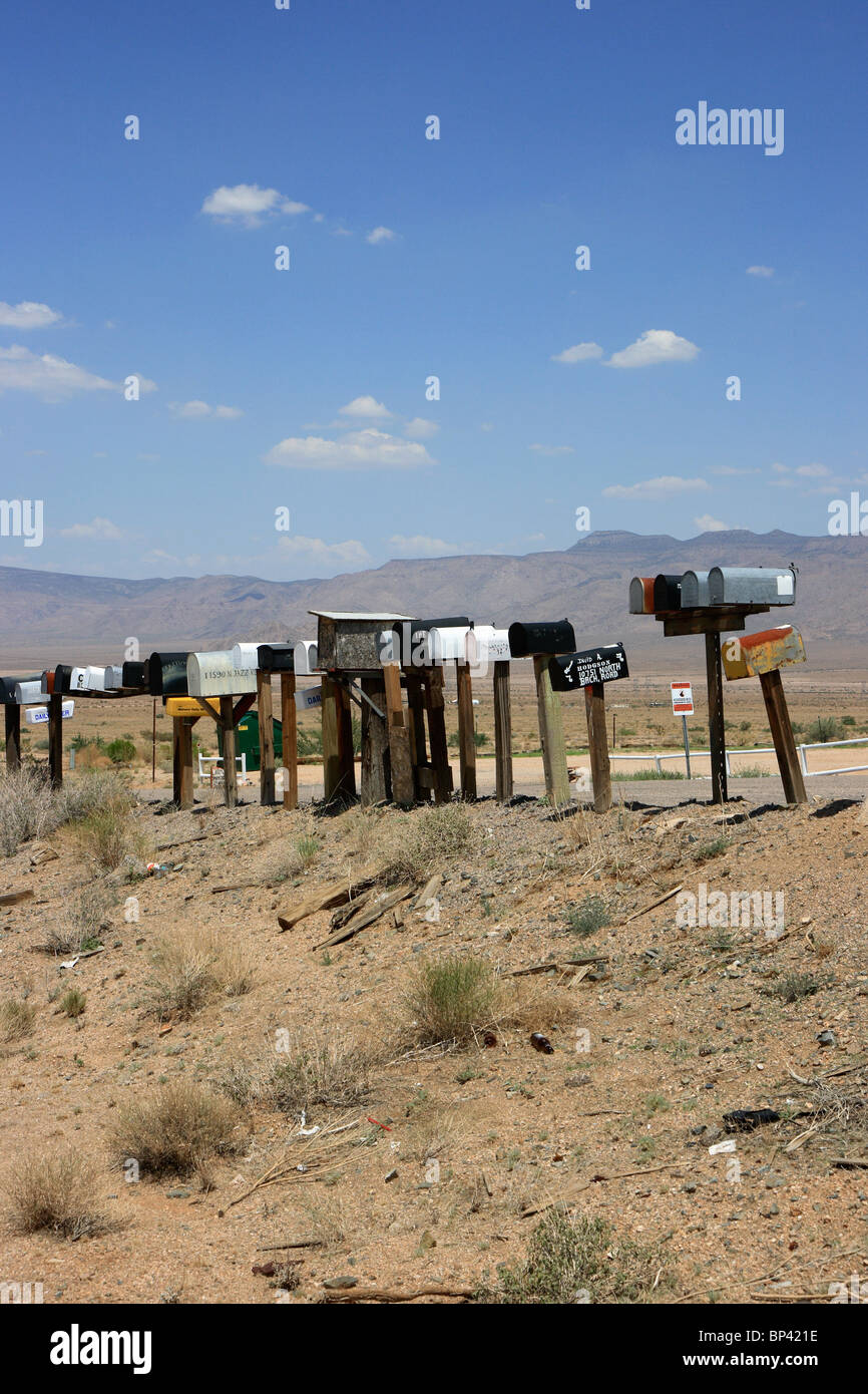 Les boîtes de courrier électronique à l'extérieur d'un quartier résidentiel, dans le désert, nouveau Kingman-Butler, USA Banque D'Images