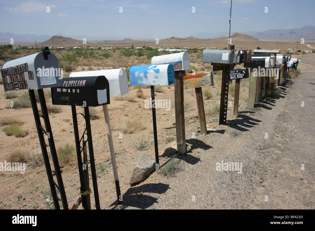 Les boîtes de courrier électronique à l'extérieur d'un quartier résidentiel, dans le désert, nouveau Kingman-Butler, USA Banque D'Images