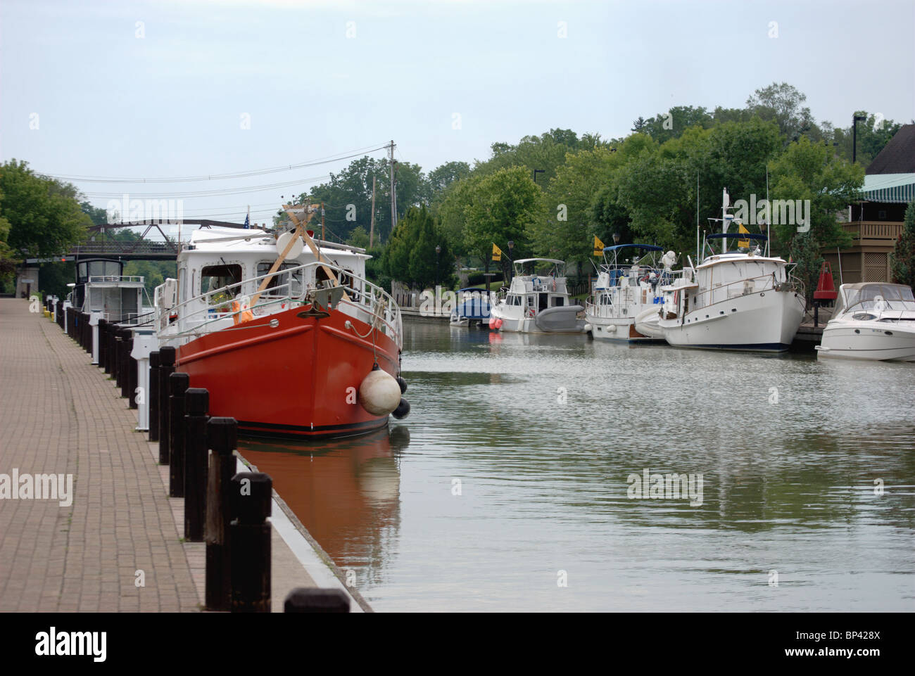 Grand voilier de Miami (Floride) quais à Fairport NY sur le canal Érié Banque D'Images