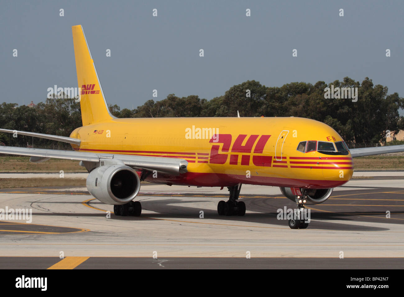Livraison de fret aérien. DHL Boeing 757-200F cargo plane sur l'arrivée à l'Aéroport International de Malte Banque D'Images