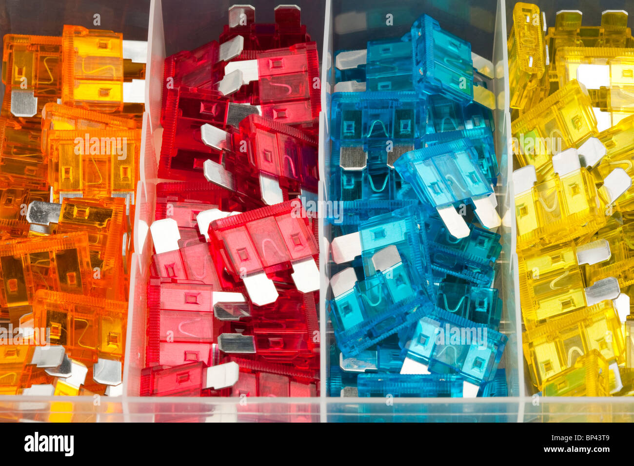 Lame électrique automobile colorés dans des compartiments des fusibles Banque D'Images