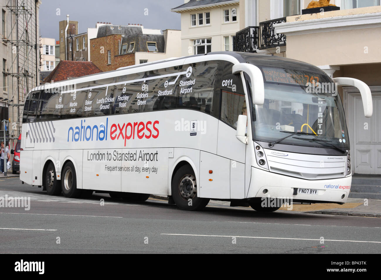 Un entraîneur National Express sur une rue au Royaume-Uni. Banque D'Images Un entraîneur National Express sur une rue au Royaume-Uni. Banque D'Images