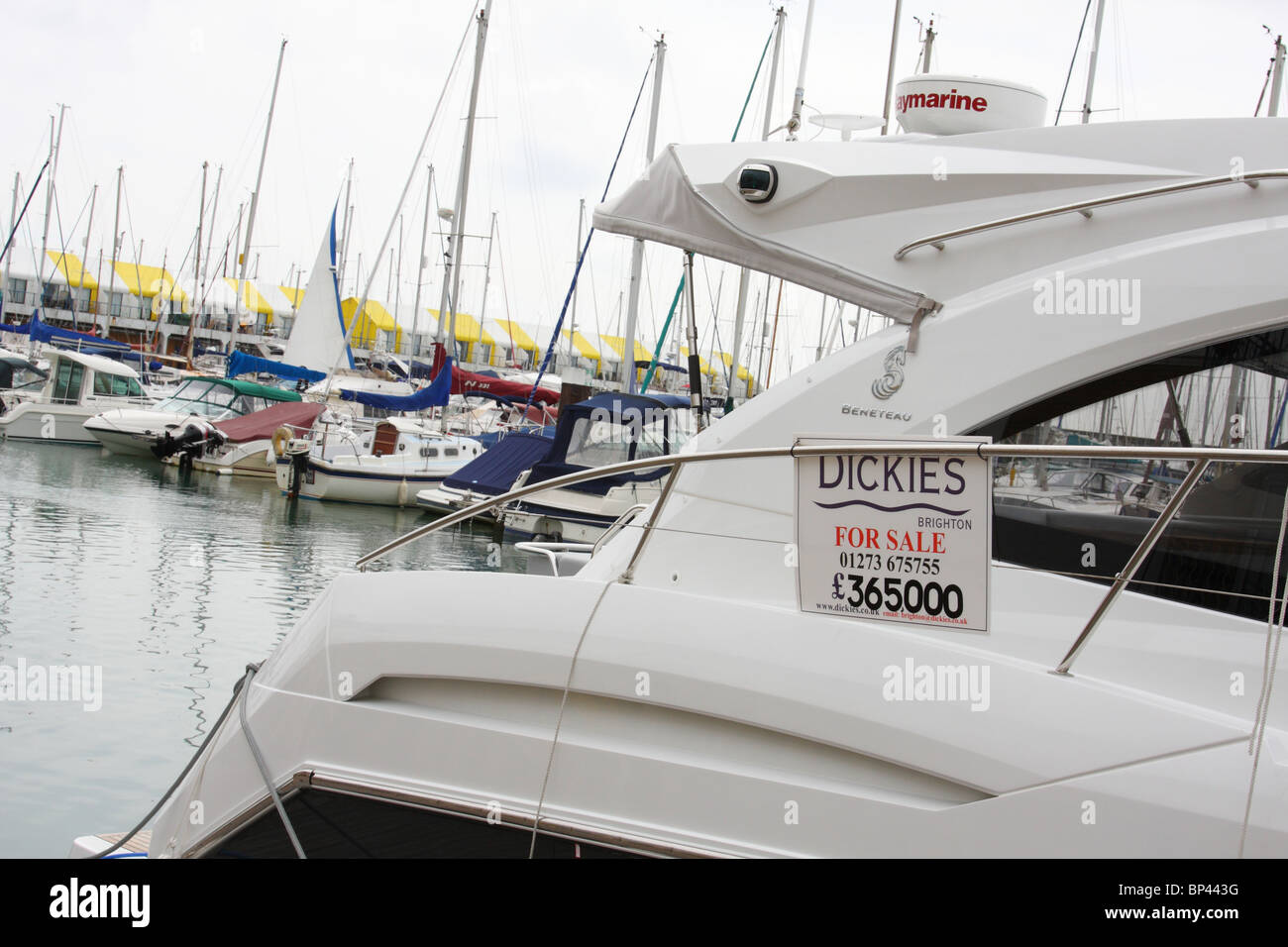 Un bateau à vendre à Dickies vente de bateaux, le port de plaisance de Brighton, Angleterre, Royaume-Uni Banque D'Images