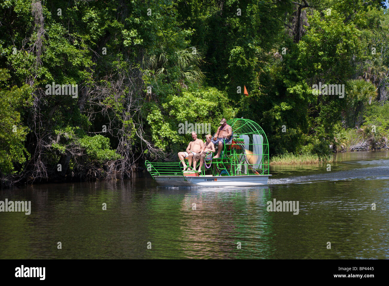 Salt Springs, FL - Mai 2010 - Trois hommes dans un bateau sur la Rivière Salée dans le centre de la Floride Banque D'Images