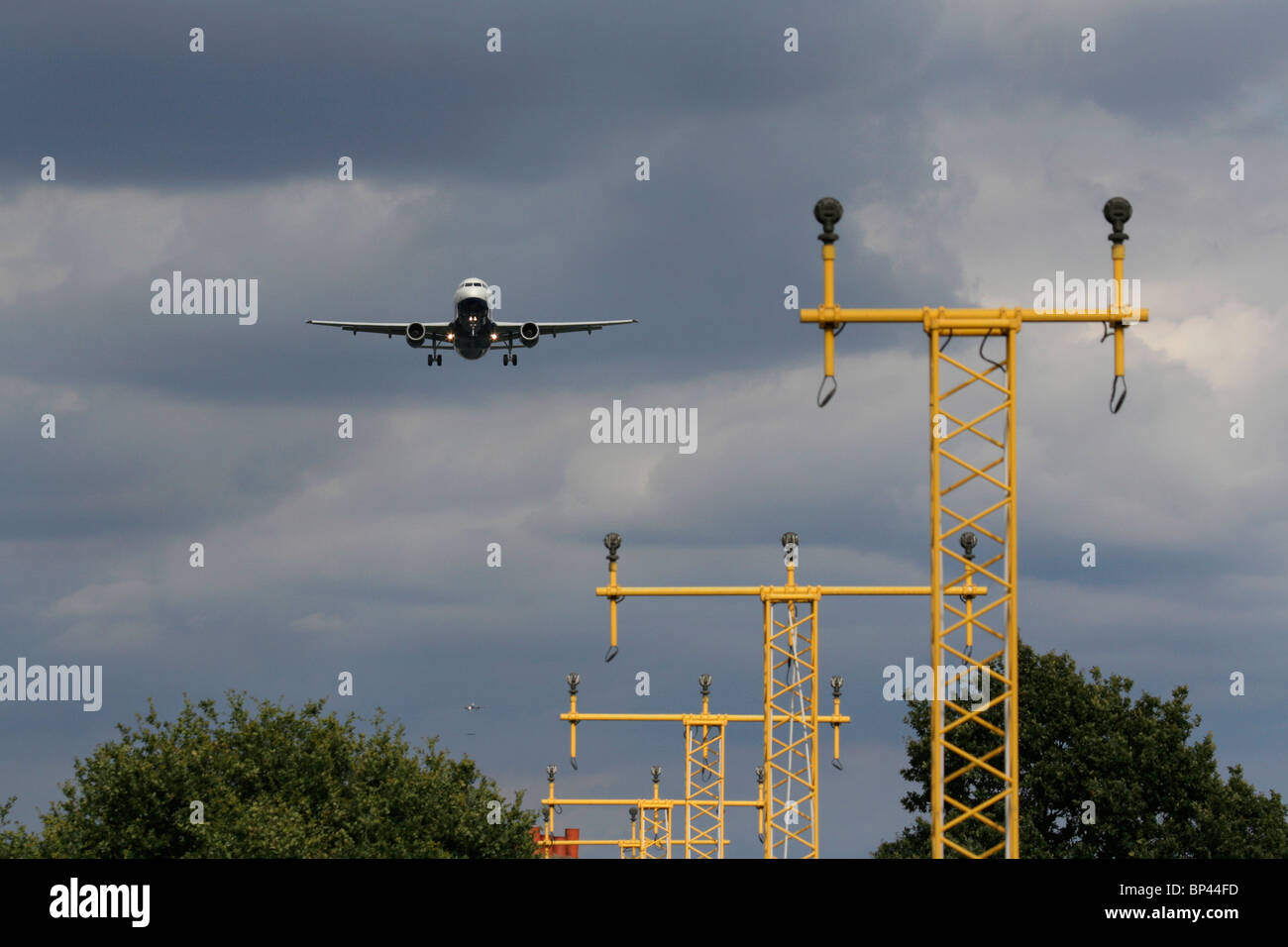 La trajectoire de vol sur avion à l'aéroport de Heathrow, Londres, avec deux autres avions dans la file d'approche visible dans la distance. La circulation de l'air et de la technologie. Banque D'Images
