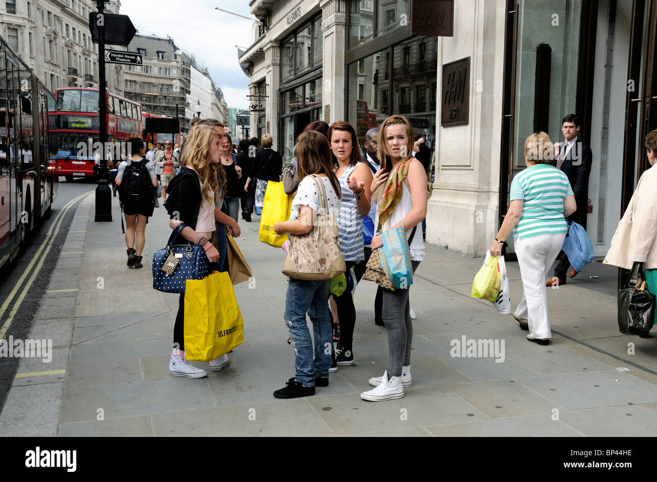 Les jeunes filles shopping dans Regent's Street London England Angleterre UK Banque D'Images