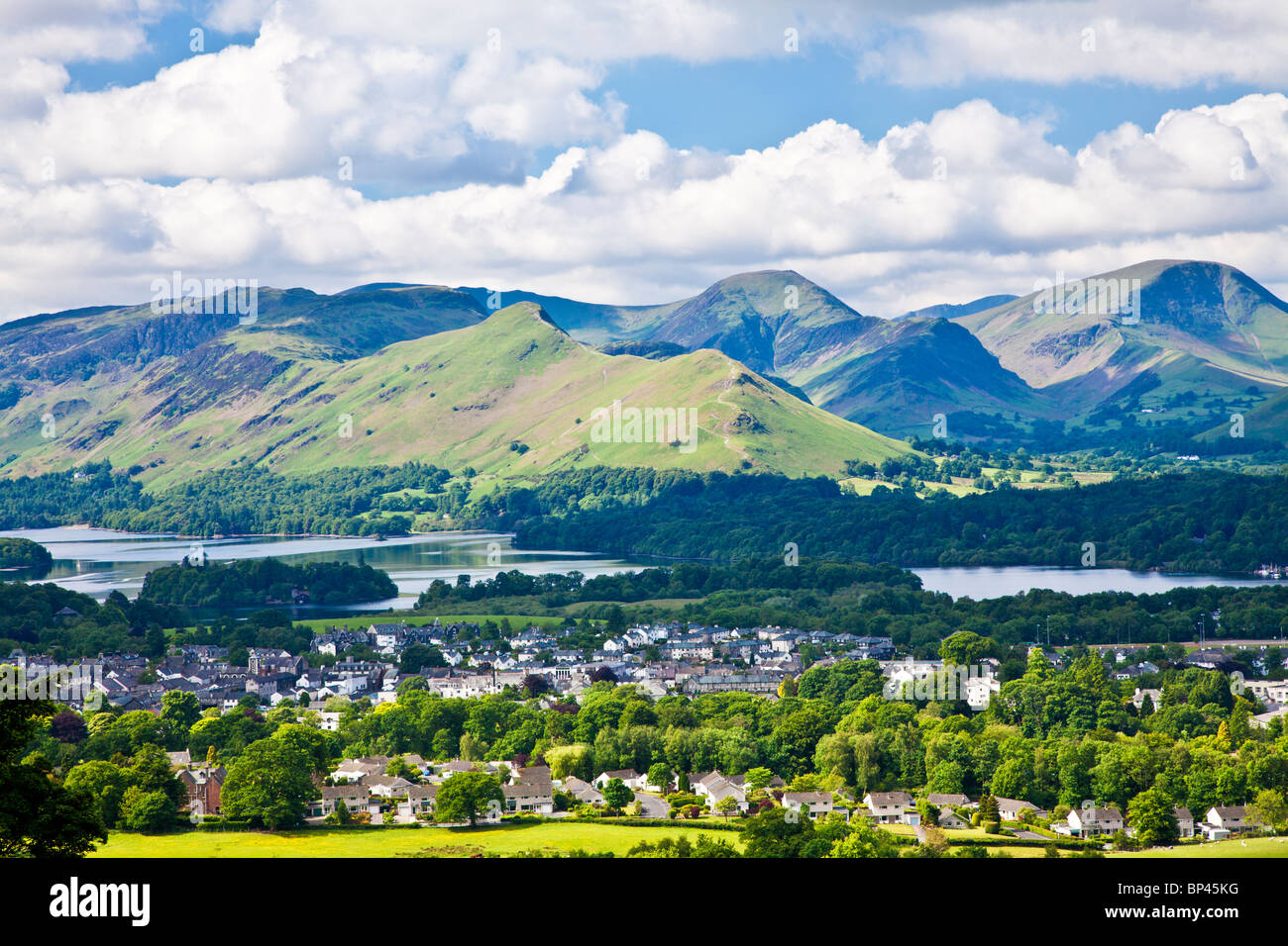 Vue sur Keswick, Derwent Water et Cat Bells, Lake District, Cumbria, England, UK Banque D'Images