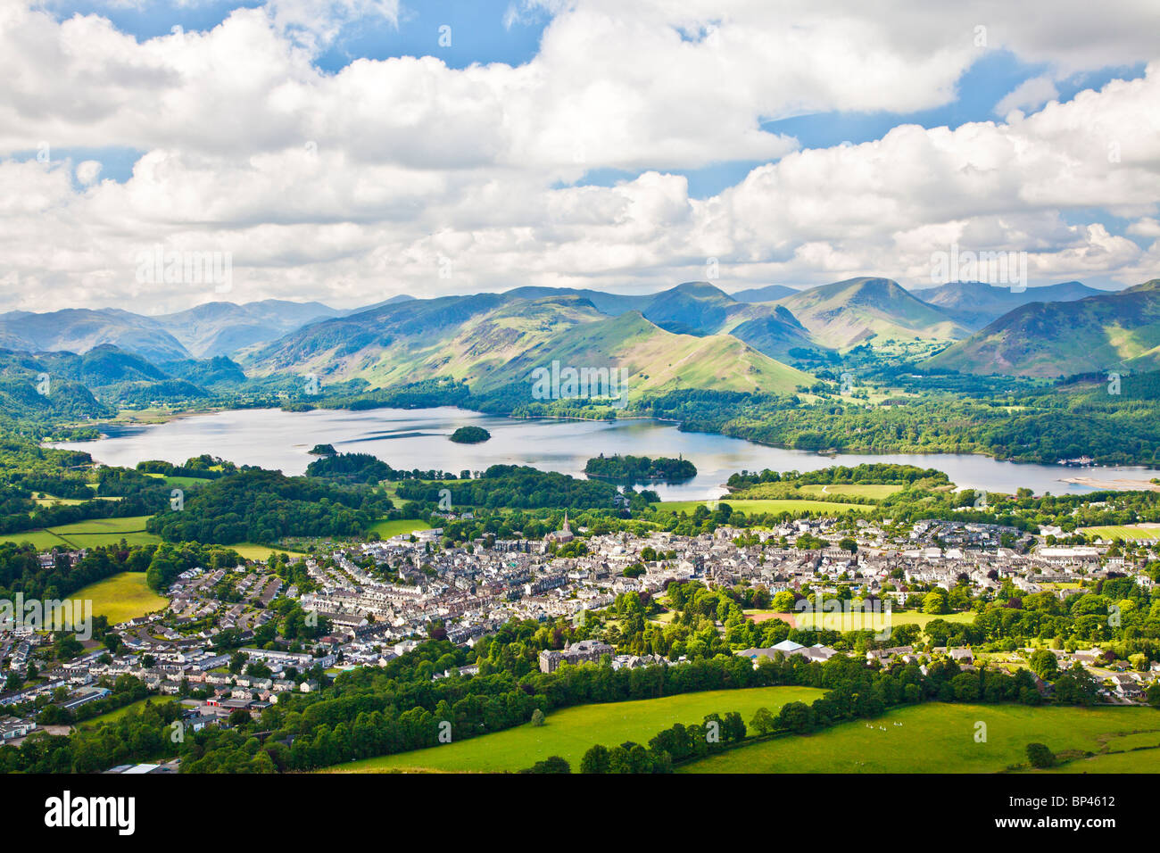 Vue sur Keswick, Derwent Water et Cat Bells, Lake District, Cumbria, England, UK Banque D'Images