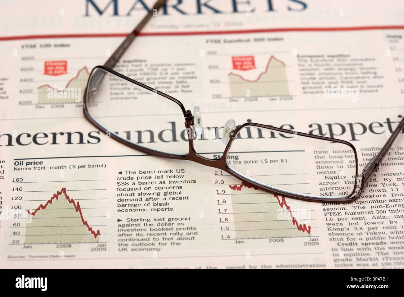 Spectacles assis sur une copie de Le journal Financial Times section marchés de l'argent au Royaume-Uni Banque D'Images
