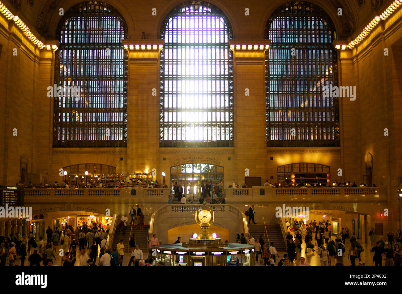 On appelle la gare Grand Central Terminal de New York où les trains viennent de recevoir les passagers dans NYC.Grande salle avec beaucoup de gens Banque D'Images