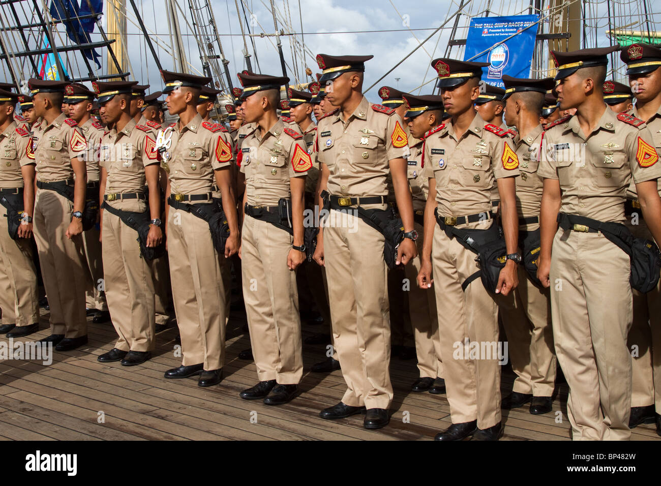 Cadets de la marine indonésienne en uniforme, en parade à la 54ème course annuelle de Tall Ships Race & Regatta, Hartlepool, Tessport, Cleveland, Royaume-Uni Banque D'Images