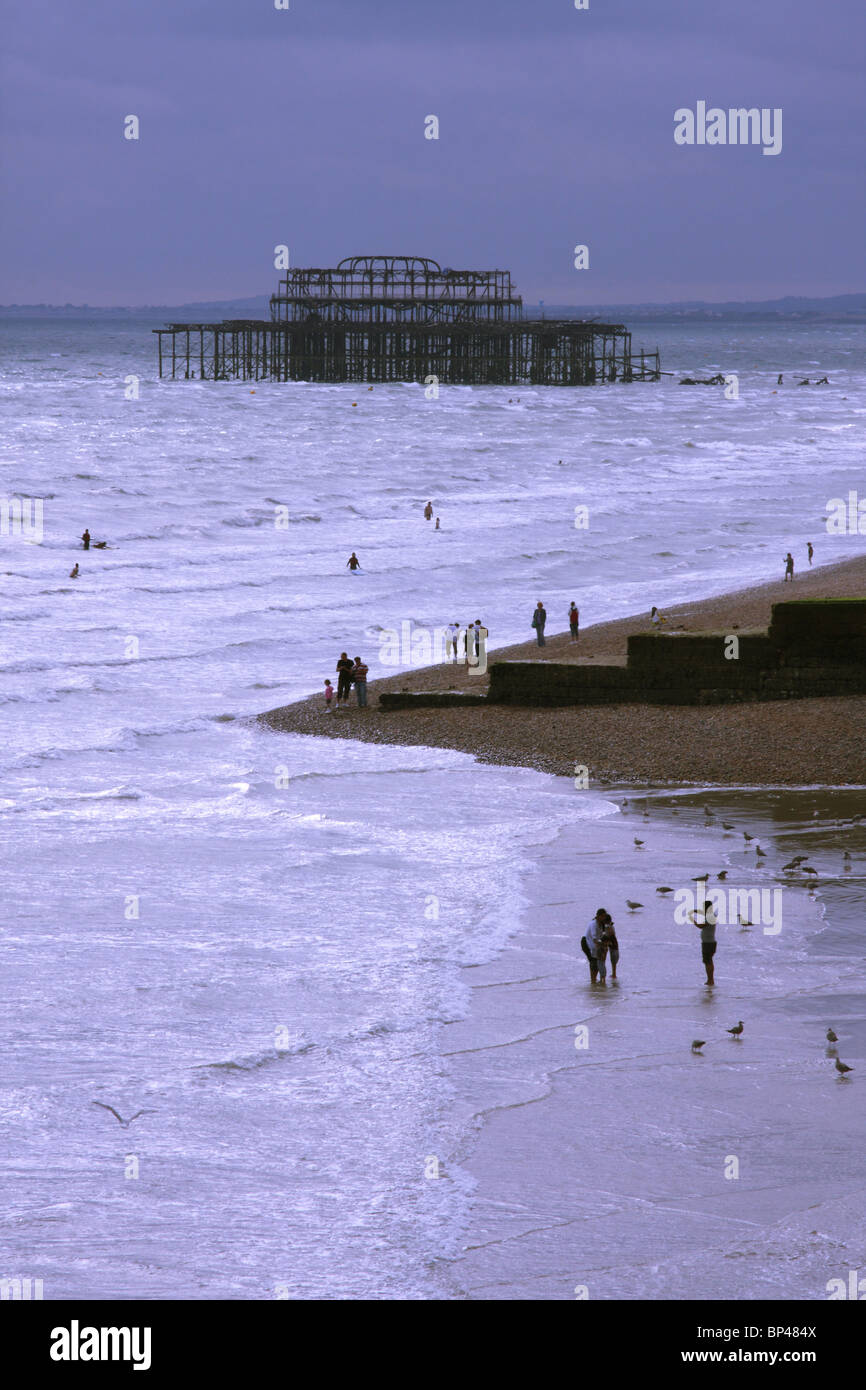 La plage et la jetée Ouest à Brighton. Banque D'Images