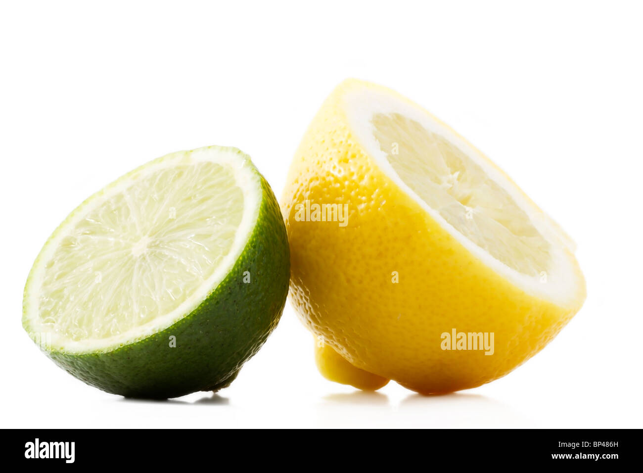 L'un demi-citron et lime demi-sur fond blanc Banque D'Images