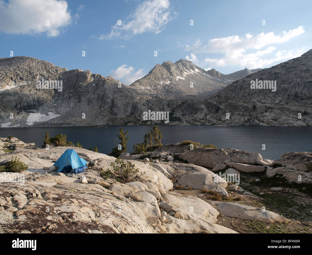Un sac à dos tente donne sur 10 568' Three Island Lake dans le John Muir Wilderness de la Sierra National Forest. Banque D'Images
