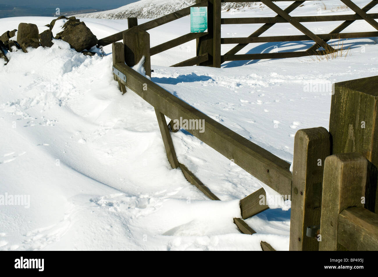 Des congères près de l'inhumation d'un ferme en dessous du plateau de Kinder Scout, Peak District, Derbyshire, Angleterre, RU Banque D'Images