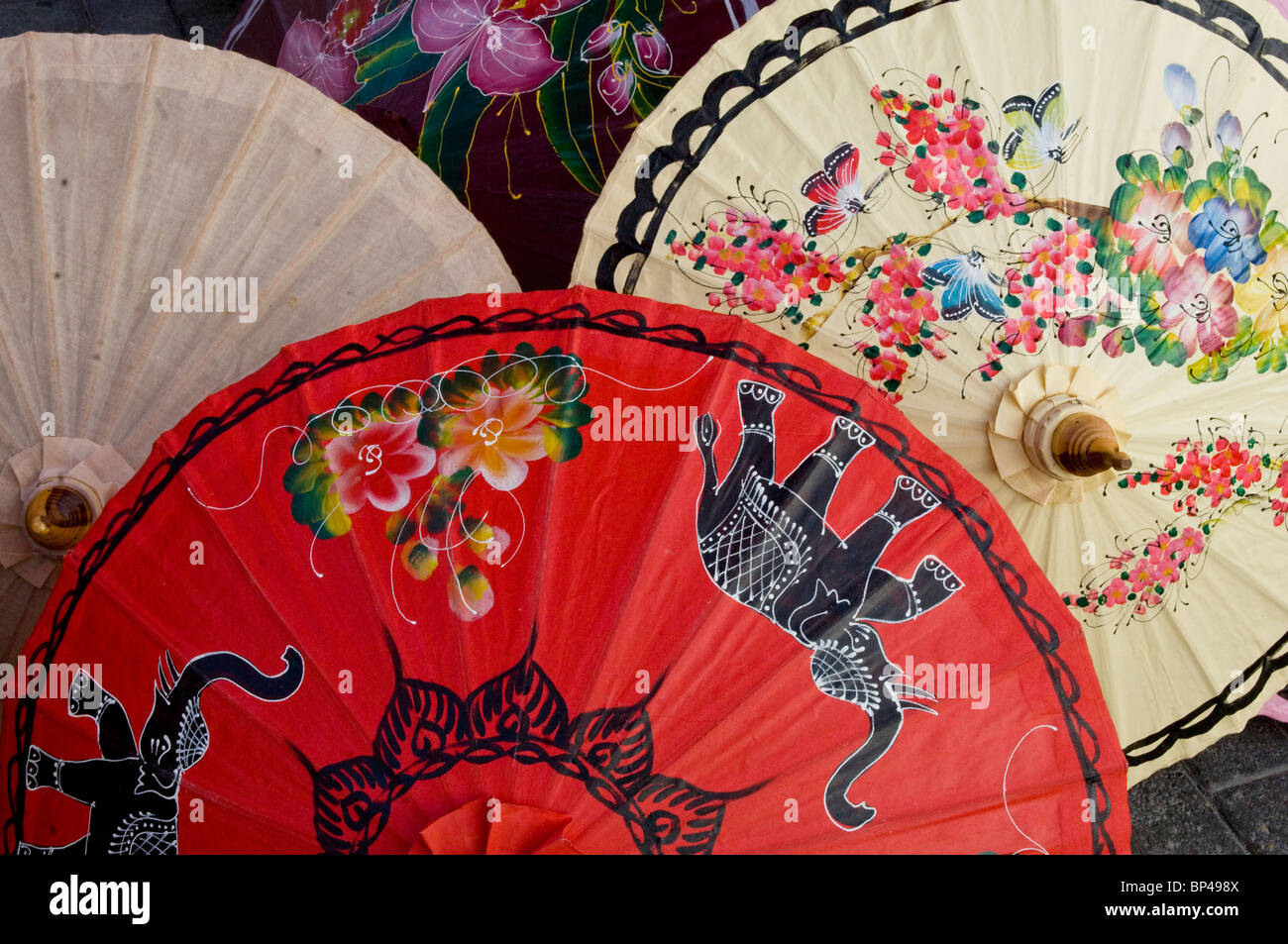 Des parapluies pour vendre au marché de nuit. Banque D'Images Des parapluies pour vendre au marché de nuit. Banque D'Images
