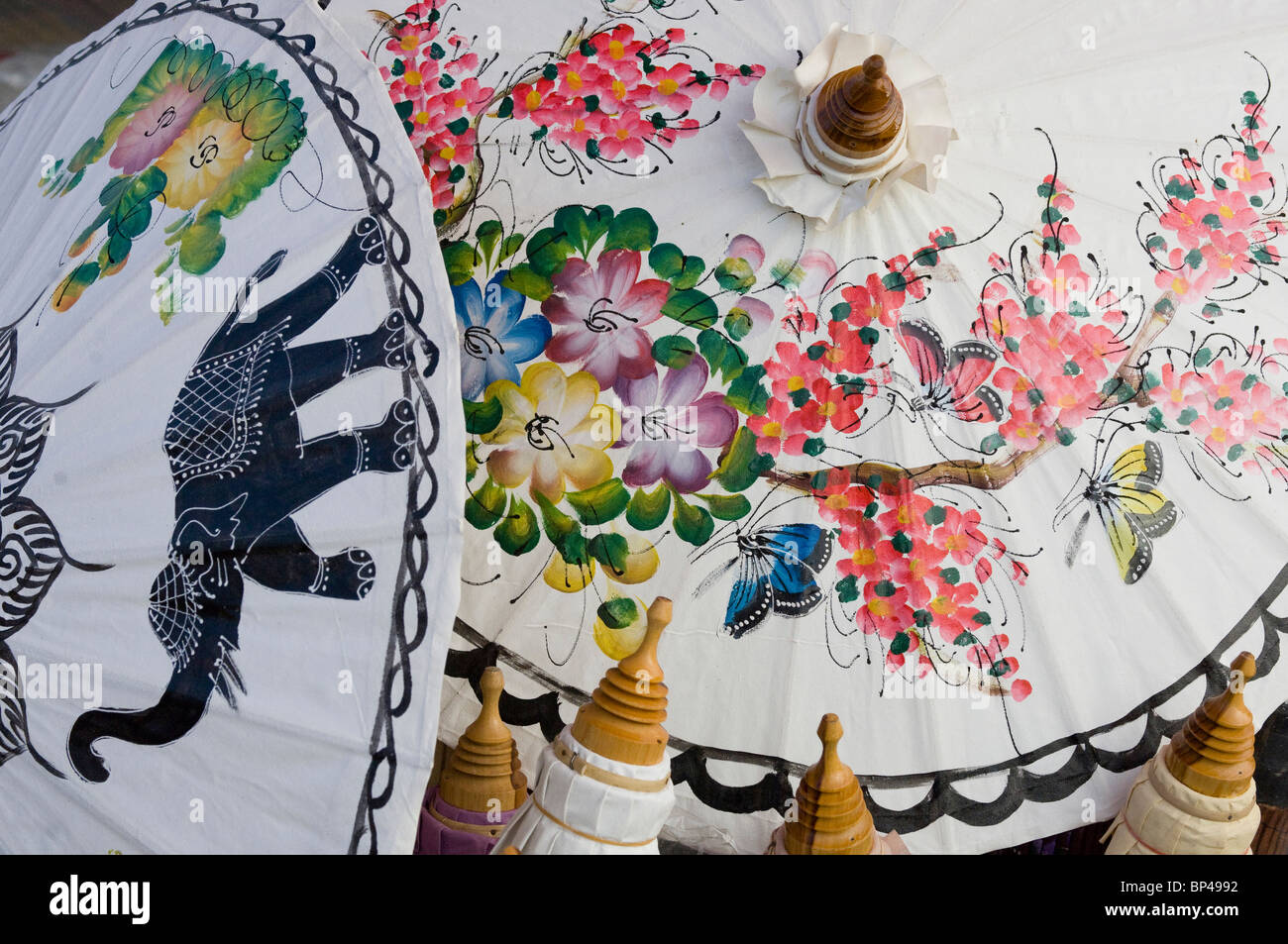 Des parapluies pour vendre au marché de nuit. Banque D'Images Des parapluies pour vendre au marché de nuit. Banque D'Images