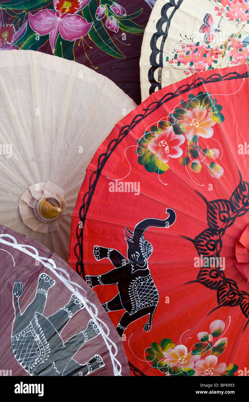 Des parapluies pour vendre au marché de nuit. Banque D'Images Des parapluies pour vendre au marché de nuit. Banque D'Images