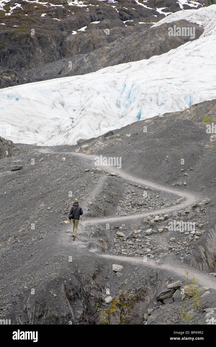 Un randonneur solitaire prend le trek intense jusqu'à la base du glacier Exit, sur la péninsule de Kenai, Seward, Alaska, USA. Banque D'Images