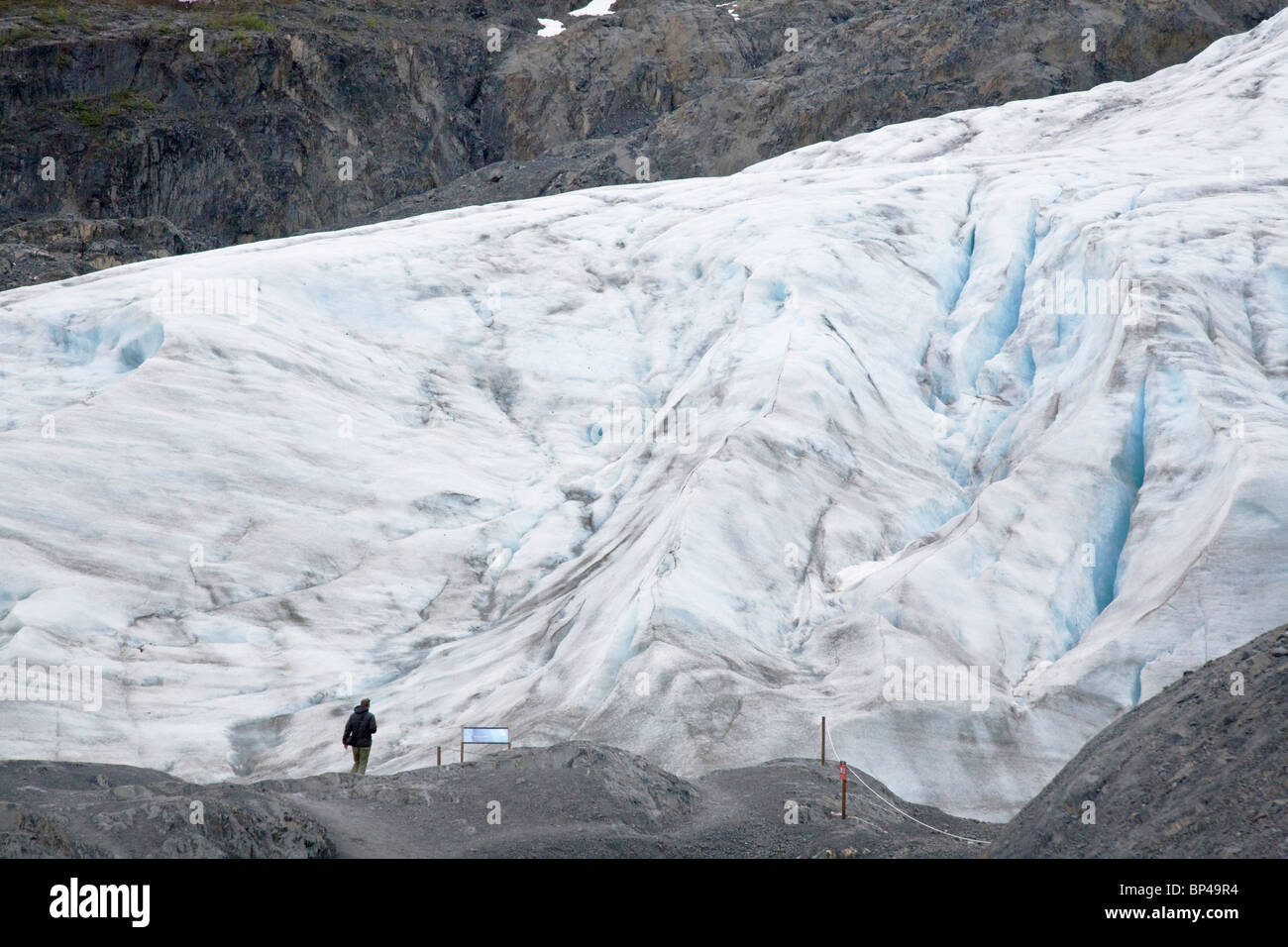 Un randonneur solitaire prend le trek intense jusqu'à la base du glacier Exit, sur la péninsule de Kenai, Seward, Alaska, USA. Banque D'Images