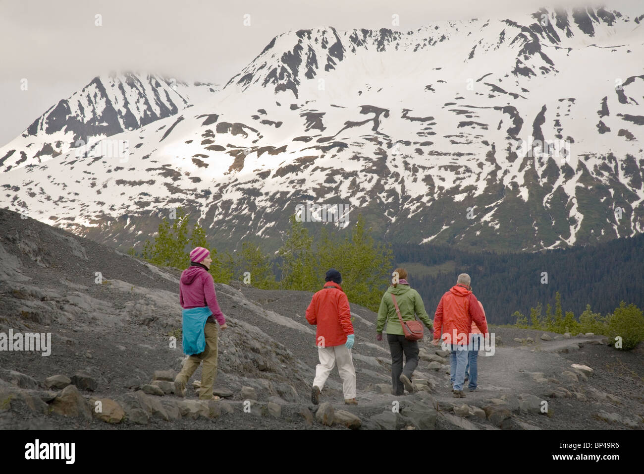 Les randonneurs prendre le trek intense jusqu'à la base du glacier Exit, sur la péninsule de Kenai, Seward, Alaska, USA. Banque D'Images