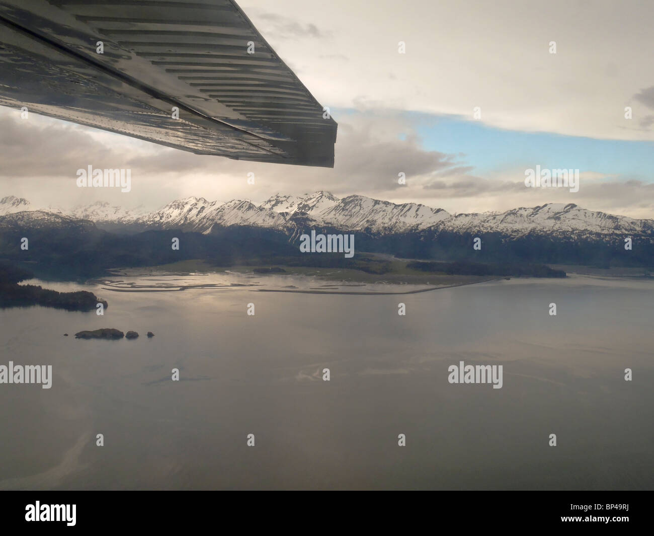 'Flightseeing' plus de Kachemak Bay et les sommets enneigés des montagnes Kenai, Homer, Alaska, USA. Banque D'Images