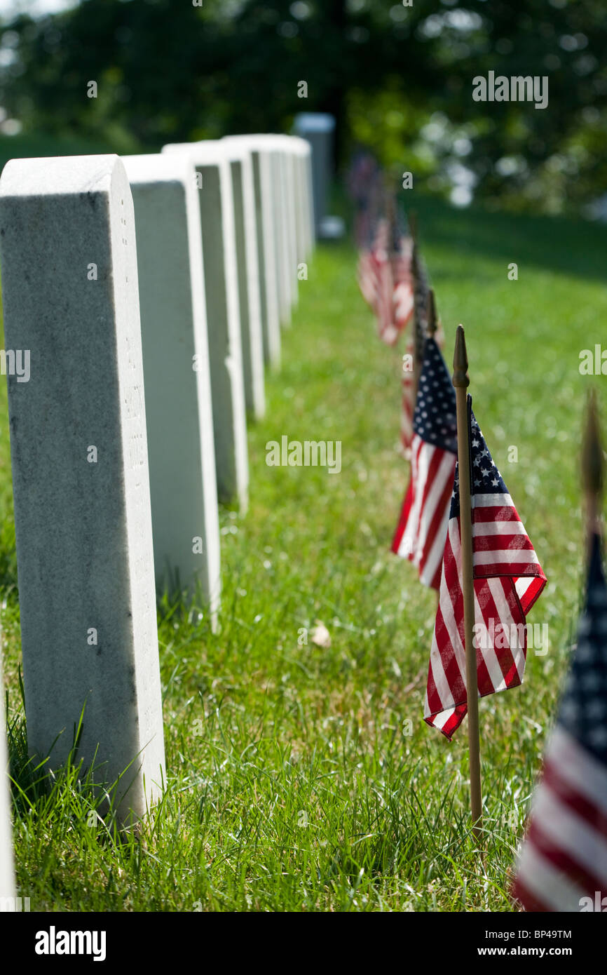 Un drapeau américain chaque pierre tombale de lignes en mémoire des soldats tués dans des affrontements le Memorial Day au Arlington National Cemeter Banque D'Images