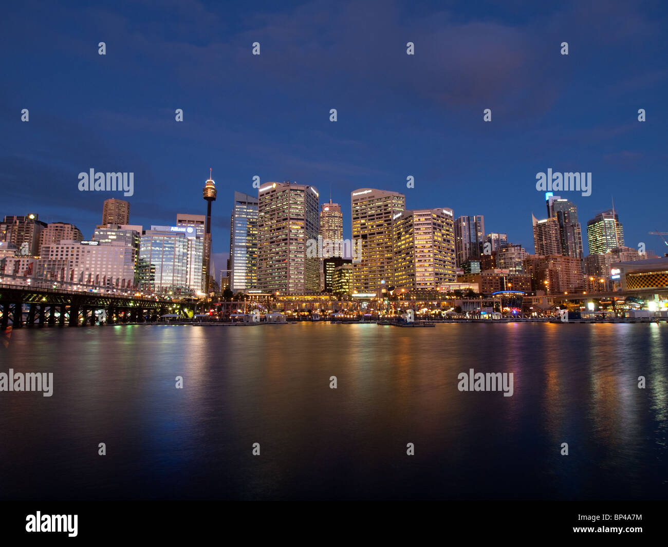 La belle nuit skyline de Sydney, Australie vu de Darling Harbour. Banque D'Images