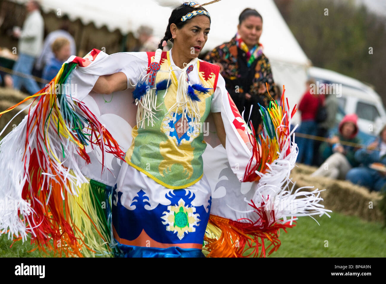 Un Native American 'Fancy Dancer' fonctionne à la première conférence annuelle de l'esprit de guérison PowWow de Mt. Aéré, Maryland, USA. Banque D'Images